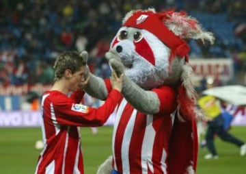 En 2006, contra el Málaga en el Calderón junto a la mascota rojiblanca, Indi.