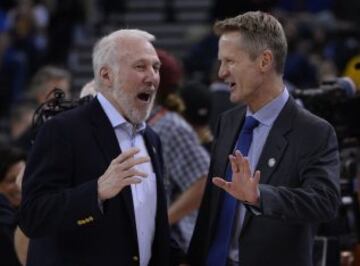 Gregg Popovich y su exjugador Steve Kerr, ahora rival en los banquillos.