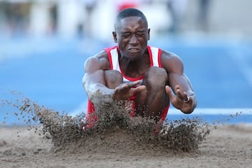 El saltador de longitud jamaicano Leighton Taylor en un salto de su participación en el campeonato nacional de atletismo de Jamaica.