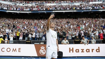 13 de junio de 2019 | El futbolista belga ilusionó al madridismo en una concurrida presentación ante 50.000 aficionados en el Bernabéu. 

