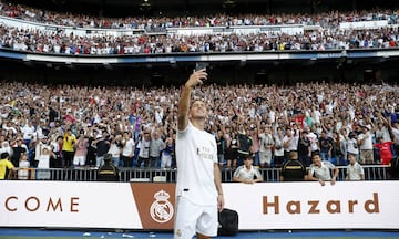 13 de junio de 2019 | El futbolista belga ilusion¨® al madridismo en una concurrida presentaci¨®n ante 50.000 aficionados en el Bernab¨¦u.