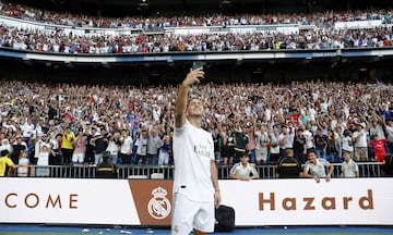 13 de junio de 2019 | El futbolista belga ilusionó al madridismo en una concurrida presentación ante 50.000 aficionados en el Bernabéu. 

