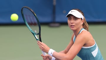 DUBAI (United Arab Emirates), 18/02/2025.- Paula Badosa of Spain in action against Elise Mertens of Belgium during their second round match at the WTA Dubai Duty Free Tennis Championships 2025 in Dubai, United Arab Emirates, 18 February 2025. (Tenis, Bélgica, España, Emiratos Árabes Unidos) EFE/EPA/ALI HAIDER
