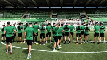 La Gradona acudió a animar a su equipo en la previa de la visita del Oviedo a El Sardinero.