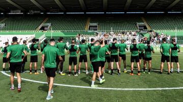 La Gradona acudió a animar a su equipo en la previa de la visita del Oviedo a El Sardinero.