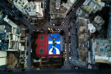 Imagen aerea de una cancha callejera de baloncesto en Atenas pintada en homenaje al jugador griego de los Milwaukee Bucks, Giannis Antetokounmpo tras haber sido elegido titular en el All Star Game de 2017.