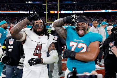 Jonah Savaiinaea de Miami Dolphins y Frankie Luvu después del partido.