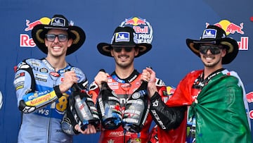 Álex Márquez en el podio de Austin con Pecco y Di Giannantonio.