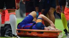 Barcelona&#039;s midfielder Andres Iniesta gestures on a stretcher after being injured during the Spanish league football match Valencia CF vs FC Barcelona at the Mestalla stadium in Valencia on October 22, 2016. / AFP PHOTO / JOSE JORDAN