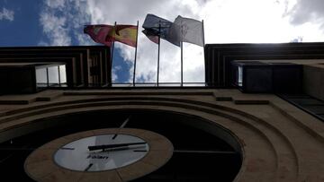 La bandera del Albacete luce en la fachada del Ayuntamiento de la ciudad.