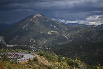 El pelot¨®n durante la cuarta etapa del Tour de Francia.