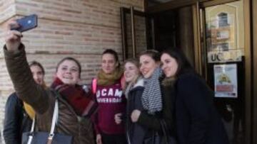 Mireia Belmonte, con compañeras de estudios.