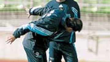 <b>REPITIÓ LA JUGADA.</b> Queiroz y Zidane repasaron ayer la jugada que provocó la expulsión del francés.