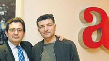 POKER DE ASES. Mario Pesquera, ayer, en AS. A su derecha, Dios: Jordan. A su izquierda, un as: Joan Creus.