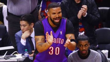 Drake anima a los suyos durante el partido