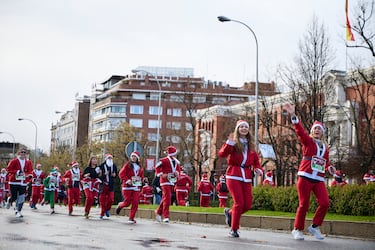 11.000 corredores disfrazados de Papá Noel han celebrado la nueva edición de la carrera más navideña, familiar y divertida de Madrid.