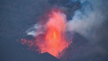 GRAFCAN5584. LOS LLANOS DE ARIDANE (LA PALMA), 27/10/2021.-El volcán de La Palma ha entrado en una nueva fase en la que las coladas crecen en altura y van rellenando huecos entre coladas con el flujo de lava que discurre en dirección al mar, y en la que además la presión sobre la tierra ha decrecido. Por primera vez en muchos días, el director técnico del Plan de Emergencias Volcánicas de Canarias (Pevolca), Miguel Ángel Morcuende, ha trasladado a la opinión pública noticias "muy favorables". Ahora la preocupación de los científicos, sin descuidar que una nueva reconfiguración del cono podría modificar la trayectoria de la lava, está en la emisión del penacho de gases y cenizas de valores muy altos de gases de dióxido de azufre (SO2), lo que amenaza la calidad del aire en la isla. EFE/ Miguel Calero