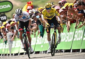 Gran duelo en el final de la etapa entre Tadej Pogacar y Jonas Vingegaard.