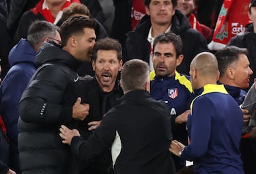 Simeone, es expulsado tras encararse con un aficionado del Liverpool. El ténico se quejó al árbitro que le habían hecho una peineta.