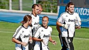 <b>PREOCUPADOS. </b>Los jugadores del Madrid se entrenaron ayer en Valdebebas molestos con Robinho.