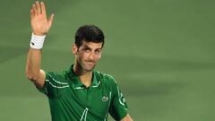Novak Djokovic saluda al p&uacute;blico tras ganar a Malek Jaziri en el Dubai Duty Free Tennis Championships.