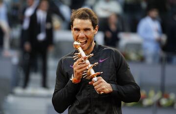 Nadal conquistó su quinto título en Madrid. El mallorquín se deshizo del austriaco Dominic Thiem en dos sets: 7-6 y 6-4. Tercera victoria del año tras Montecarlo y Godó.