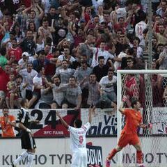 Bacca completa 20 goles y sigue de cerca a Neymar