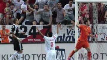 Bacca puso el 2-1 de penal en el final del primer tiempo.