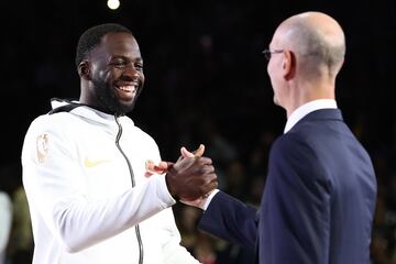 Draymond Green junto a Adam Silver.