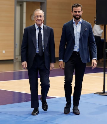 Florentino Pérez y Nacho Fernández antes del comienzo del homenaje. 