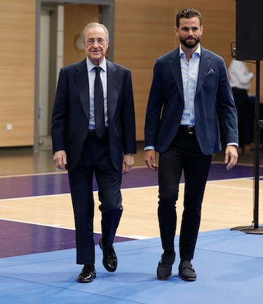 Florentino Pérez y Nacho Fernández antes del comienzo del homenaje. 