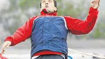 <b>DIVIRTIÉNDOSE. </b>Juanmi da unos toques con la cabeza al balón en el entrenamiento de ayer.