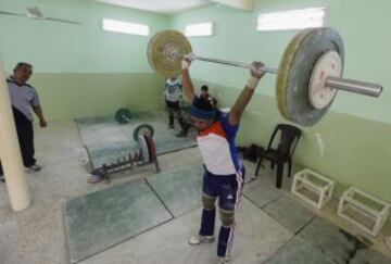 En Sadr City, un barrio chiíta de la capital iraquí, Bagdad, ocho mujeres se preparán para ser las primeras mujeres del equipo de halterofilia femenino de Irak, y conseguir medallas para su país. El equipo de halterofilia femenina representará a Irak en el Campeonato de Asia en Qatar.