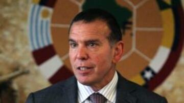 Fotografía de archivo tomada el 8 de agosto de 2014 que muestra al vicepresidente de la FIFA y presidente de la Confederación Sudamericana de Fútbol (CONMEBOL), Juan Angel Napout, durante una rueda de prensa en Luque (Paraguay).