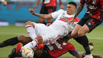 JJPANA7342. CURITIBA (BRASIL), 24/11/2020.- El jugador Thiago Henrique (abajo) de Paranaense disputa un balón con Matías Suárez de River hoy, en un partido de los octavos de final de la Copa Libertadores entre Atlético Paranaense y River Plate en el estadio en Arena da Baixada en Curitiba (Brasil). EFE/Rodolfo Buhrer POOL