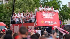 GIRONA, 26/05/2024.- Los jugadores del Girona son recibidos por los aficionados en su recorrido por las calles de la ciudad, para celebrar su entrada a la Champions. EFE/David Borrat
