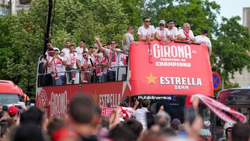 GIRONA, 26/05/2024.- Los jugadores del Girona son recibidos por los aficionados en su recorrido por las calles de la ciudad, para celebrar su entrada a la Champions. EFE/David Borrat