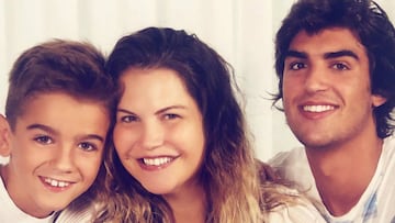 Katia Aveiro junto a sus dos hijos varones.