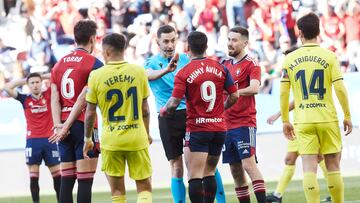 Chimy Ávila, de espaldas, durante el partido ante el Villarreal.