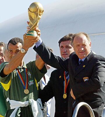 Campeón del mundo con Brasil en el Mundial 2002 (Japón y Corea). Scolari fue futbolista antes de ser técnico. Jugaba de defensa, pero le llamaban Perna-de-Pau (pierna de madera), expresión brasileña para los futbolistas poco dotados. Tuvo bastante más éxito como entrenador donde, además del Mundial 202, ha ganado ligas y copas en China, Brasil, Kuwait.