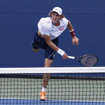 En contraparte a Podlipnik, Nicolás Jarry no pudo superar la primera fase y cayó en tres sets ante Joao Menesez (Brasil) por parciales de 7-5, 3-6 y 4-6.