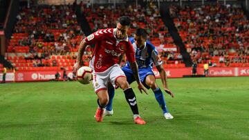 Tete Morente controla un balón durante el encuentro de Liga 1,2,3 entre Nástic de Tarragona y Deportivo de la Coruña en el Nou Estadi.