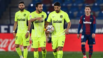 Los jugadores del Atlético dialogan tras el gol del Levante.