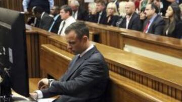 Pistorius se present&oacute; con aspecto sombr&iacute;o y agobiado por la atenci&oacute;n medi&aacute;tica en el inicio de su juicio por la muerte de Reeva Steenkamp.
 