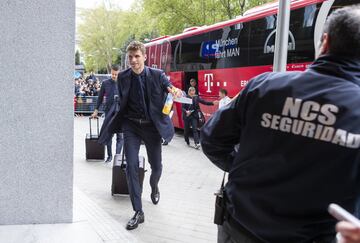 Müller llega al Hotel. 
 
