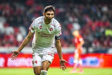 Jordan sobresalió en sus primeros juegos con Toluca, se hizo de un lugar, pero a la hora de cambiar a Cruz Azul perdió protagonismo. Pasó por Tijuana con más pena que gloria y ahora busca un segundo aire en el América.