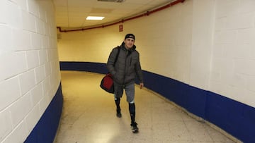 Petr Petrov entra al gimnasio del Rayo Vallecano, lugar donde entrena cuando est&aacute; en Madrid.