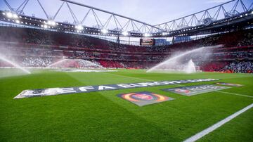 El estadio del Arsenal es el cuarto más grande Inglaterra por detrás de Wembley, Old Trafford y Tottenham Hotspur Stadium, todos ellos presentes en esta lista. Se inauguró en 2006 con espacio para más de 60.000 personas. Como curiosidad, en 2006 hallaron 