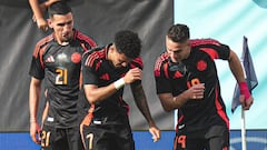 Luis Díaz y Santos Borré celebran un gol