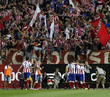 Al inicio de la temporada 2014-15 el Atlético volvió a saborear un nuevo título oficial, venciendo al Real Madrid en la Supercopa de España. Acudieron a ella como campeones de Liga los atléticos y como campeones de la Copa del Rey los madridistas, saliendo vencedores los rojiblancos tras un 2-1 global. El empate 1 a 1 en el Bernabéu, y la victoria por 1- 0 del Atlético en el partido de vuelta en el Vicente Calderón supuso el corte a una racha de 15 años sin victorias en partidos oficiales ante su clásico rival actuando en casa, y un nuevo trofeo para el equipo entrenado por el Cholo Simeone. Sería su segunda Supercopa de España, la anterior se conseguiría en 1985.